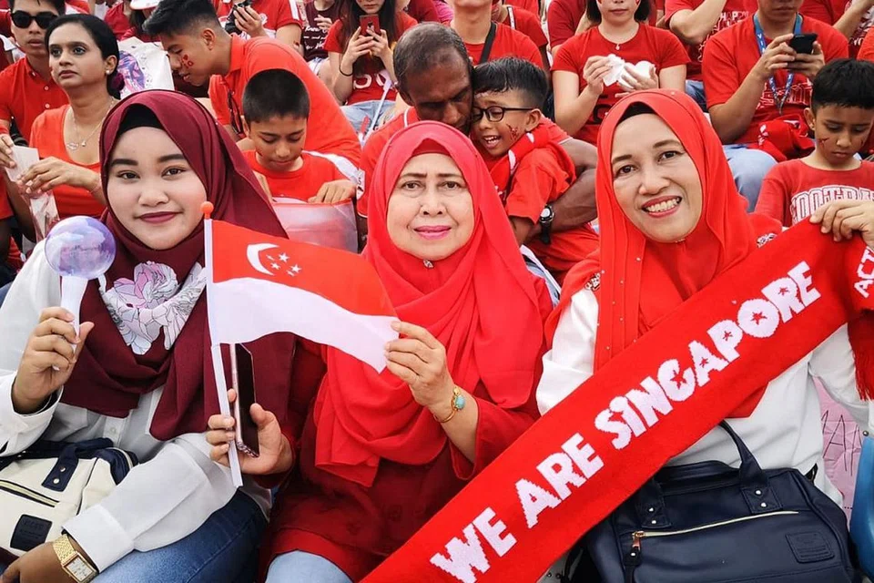 GHAIRAH: (Dari kiri) Cik Nur Farisyah Suparman, Cik Rohana Abdul Gani dan Cik Saleha Basri gembira dapat menyaksikan NDP secara langsung di Pentas Terapung Marina Bay semalam. Mereka keluar rumah seawal 1.30 petang supaya tidak perlu beratur panjang. - Foto BH oleh ERVINA MOHD JAMIL 