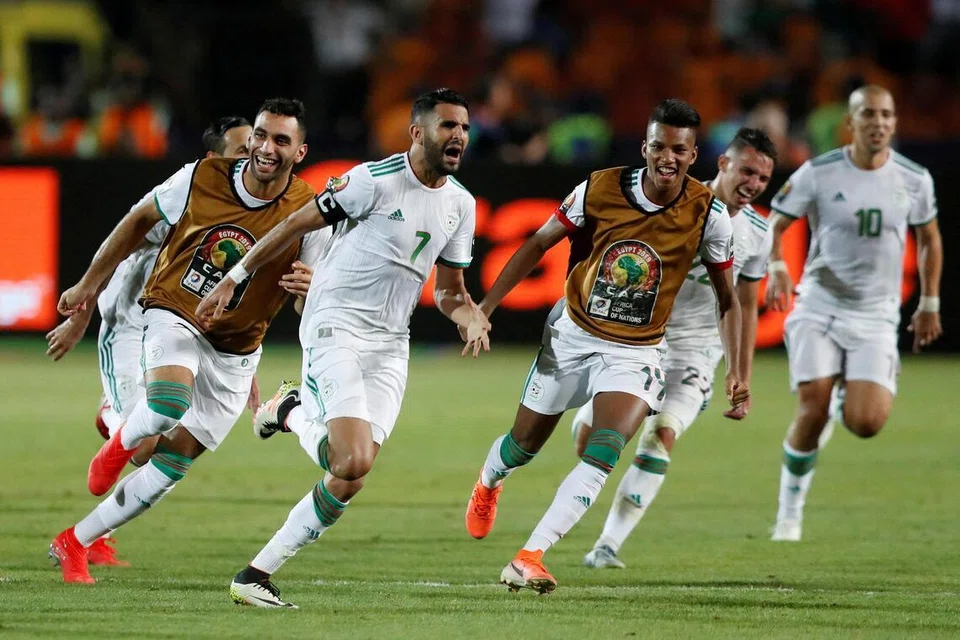 Bekas penyerang Manchester City, Riyad Mahrez (dua dari kiri), akan memimpin pasukan Algeria sebagai kapten di Piala Dunia 2026.