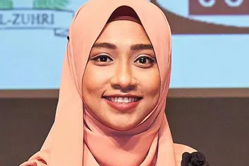 TIGA PANDANGAN: (gambar atas) Ustazah Sabariah, Ustaz Mohamed Salehin Mohamed Deros dan Encik Juraimy Abu Bakar. - Foto-foto INSTITUT PENGAJIAN TINGGI AL-ZUHRI
