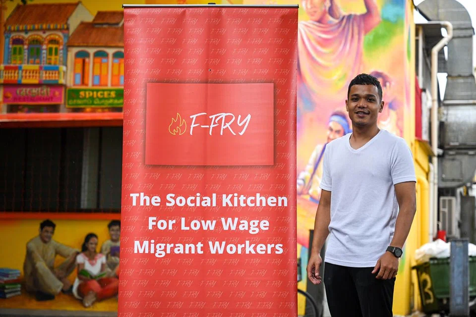 BANTU PEKERJA ASING: Encik Faiz Roslan percaya bahawa masih terdapat golongan pekerja migran yang memerlukan sokongan dan bantuan dan justeru beliau telah menubuhkan perusahaan sosial, F-Fry bagi membantu menyediakan makanan untuk mereka.