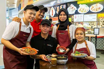 PENUHI SELERA: Kakitangan di Boleh Boleh! cawangan Pusat HarbourFront bersama beberapa sajian yang ditawarkan di gerai-gerai di sana. - Foto FEI SIONG GROUP