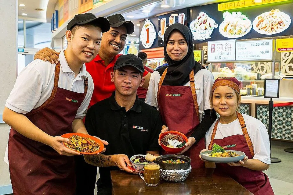 PENUHI SELERA: Kakitangan di Boleh Boleh! cawangan Pusat HarbourFront bersama beberapa sajian yang ditawarkan di gerai-gerai di sana. - Foto FEI SIONG GROUP