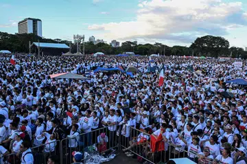 Anggota kumpulan agama Iglesia ni Cristo (Gereja Kristus) menghadiri hari pertama tunjuk perasaan tiga hari membantah rasuah di Quirino Grandstand, Manila, Filipina, 16 November 2025.