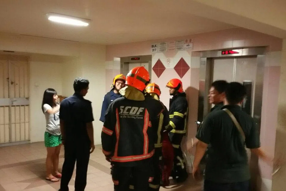 Cik Evi Lisnawati (kiri) terjatuh di dalam lif dan terperangkap kira-kira satu jam apabila lif yang beliau naik di Ang Mo Kio melonjak dari tingkat bawah ke tingkat 17 pada kira-kira 9 malam Isnin (7 Mac). 