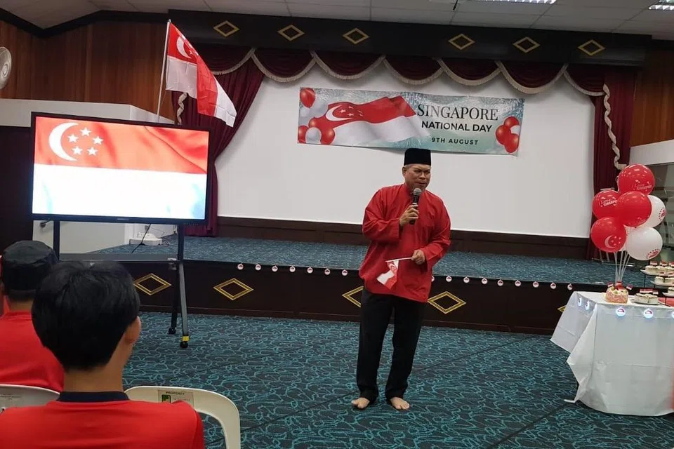 Pengerusi Eksekutif Kanan Masjid Ar-Raudhah, Ustaz Mohamed Ali Atan,
memberi ucapan kepada kakitangan, sukarelawan dan ahli
lembaga dalam acara Memperingati Hari Kebangsaan pada 2023.
