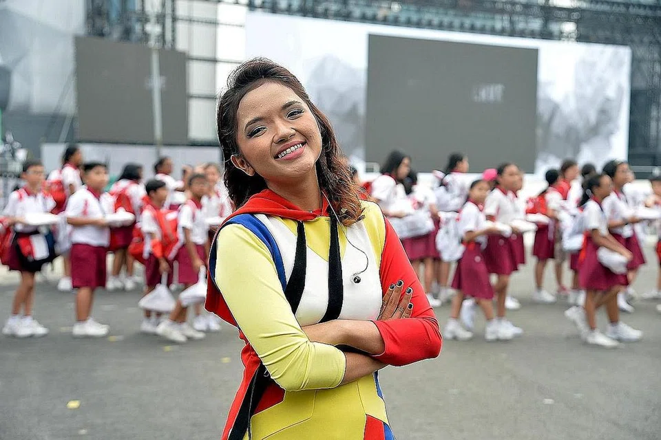 MENYUMBANG SUARA: Farisha Ishak teruja dan berbesar hati diberi peluang sekali lagi menghiburkan penonton Perbarisan Hari Kebangsaan dengan lagu Semoga Bahagia dan Di Tanjong Katong, selain Lagu Kebangsaan Majulah Singapura - Foto M.O. SALLEH