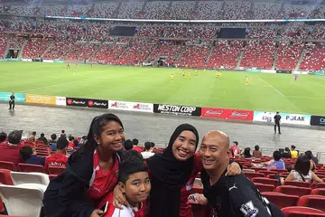 HARGAI SETIAP MASA BERSAMA ANAK: Encik Jumari Sulman (kanan) dengan ketiga-tiga anaknya yang berusia 14 hingga 20 tahun. Satu kemestian bagi beliau ialah menyambut hari lahir mereka dan tarikh-tarikh tersebut tidak pernah dilupakan. - Foto ihsan JUMARI SULMAN