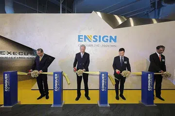 BANGUN KEUPAYAAN: Encik Teo (dua dari kiri) melancarkan Ensign InfoSecurity (Ensign), salah sebuah firma keselamatan siber terbesar Asia Tenggara, semalam. Beliau menyatakan Singapura perlu memupuk bakat, berinovasi dan berkolaborasi dengan syarikat lain bagi mempertajam keupayaan dalam keselamatan siber. - Foto ZAOBAO