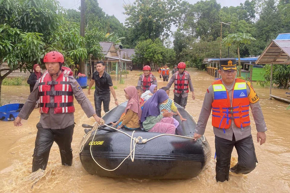 Pasukan penyelamat memindahkan penduduk yang terjejas akibat banjir pada 27 Disember di Tebing Tinggi, Balangan, Kalimantan Selatan.