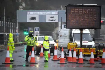 SEMPADAN DITUTUP: Pintu masuk ke Pelabuhan Dover ditutup setelah Perancis menutup sempadannya dengan Britain selama 48 jam ekoran kebimbangan mengenai varian koronavirus baru. Lori kargo tidak dibenarkan menyeberang melalui laut atau melalui Eurotunnel dan Pelabuhan Dover ditutup untuk lalu lintas keluar. - Foto EPA-EFE