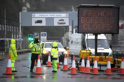 SEMPADAN DITUTUP: Pintu masuk ke Pelabuhan Dover ditutup setelah Perancis menutup sempadannya dengan Britain selama 48 jam ekoran kebimbangan mengenai varian koronavirus baru. Lori kargo tidak dibenarkan menyeberang melalui laut atau melalui Eurotunnel dan Pelabuhan Dover ditutup untuk lalu lintas keluar. - Foto EPA-EFE