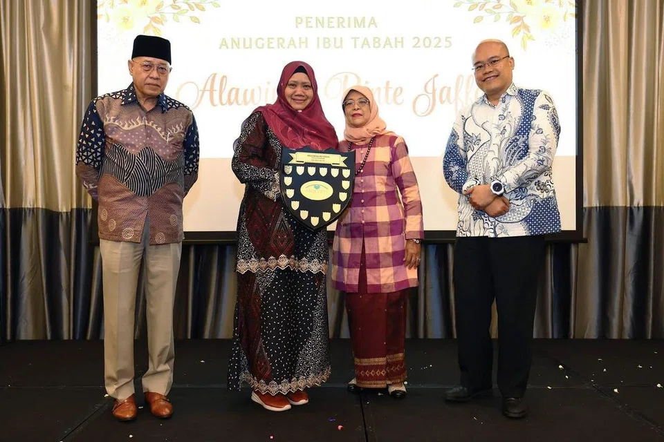 Alawiyah Jaffar,  Encik Md Yusof Ismail , halimah yacob, persatuan Ain