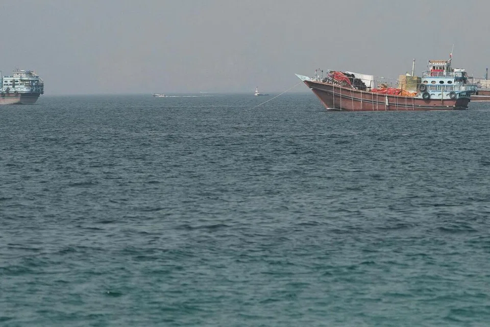 Kapal-kapal dilihat melalui Selat Hormuz dari Musandam, Oman pada 25 Jun 2026. Laluan perkapalan penting dunia itu kembali menjadi tumpuan selepas sebuah kapal kontena dilaporkan diserang berhampiran Oman, sekali gus mencetuskan kebimbangan baharu terhadap keselamatan pelayaran dan bekalan tenaga global.