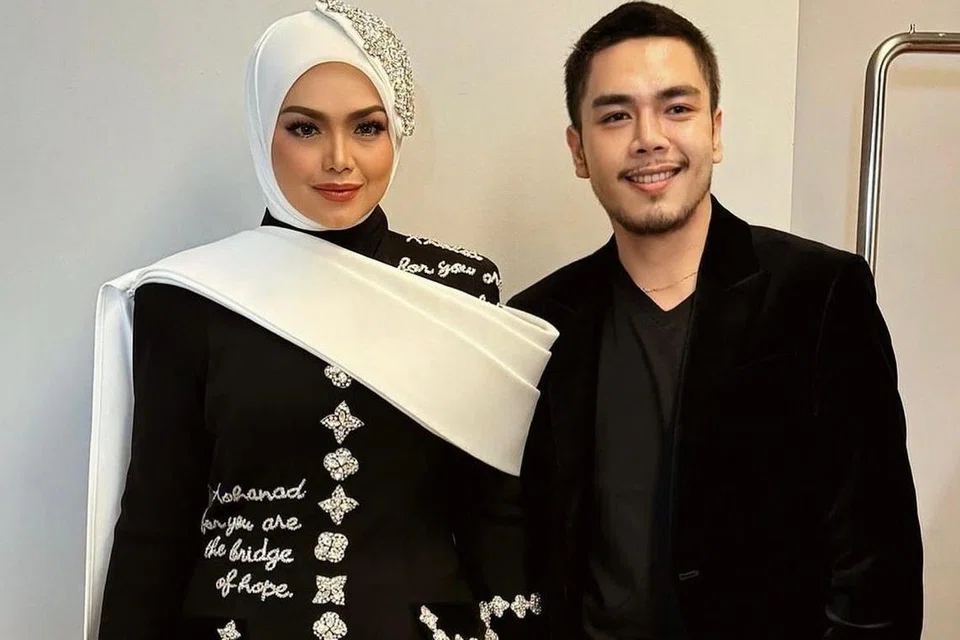 Pereka fesyen, Fiziwoo (kanan) bersama Datuk Seri Siti Nurhaliza, dengan persalinan yang digunakan untuk pembukaan konsert dua malam berturut-turut pada 28 dan 29 Jun 2024.