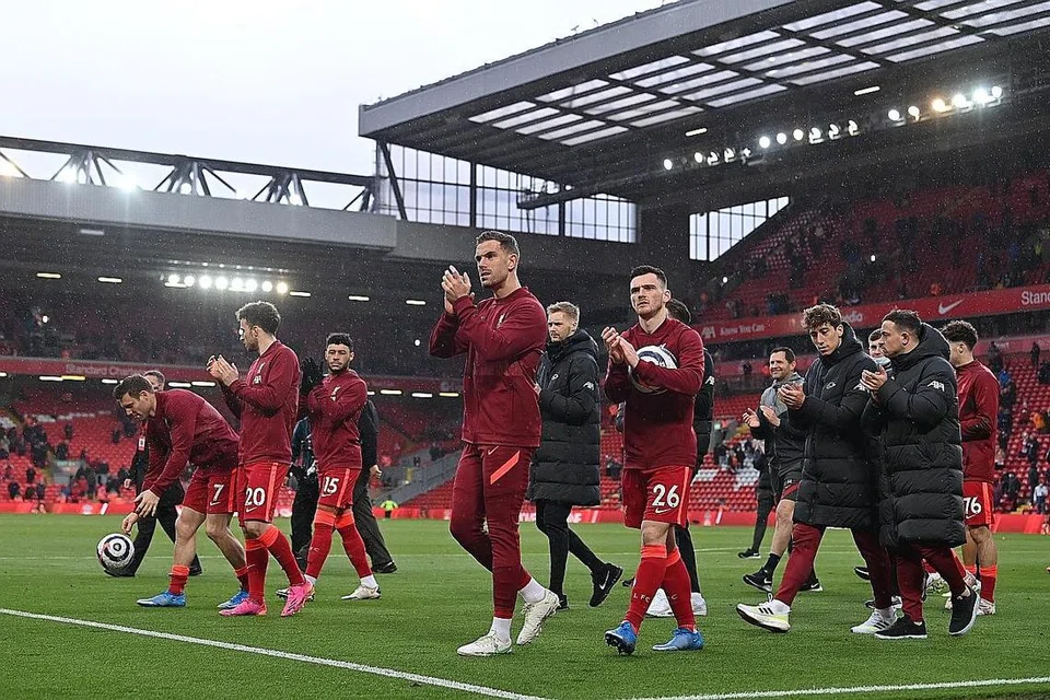 PENGHARGAAN BUAT PENYOKONG: Pemain Liverpool menunjukkan penghargaan kepada para penyokong mereka selepas perlawanan menentang Crystal Palace di Anfield kelmarin, yang buat kali pertama dapat disaksikan 10,000 penonton sejak pandemik Covid-19. - Foto EPA-EFE