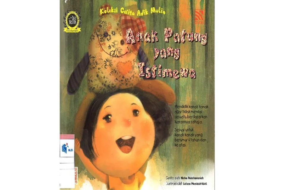 Anak Patung yang Istimewa
Nombor Panggilan: J P PEE

Kaila datang daripada keluarga miskin. Anak patungnya dibuat daripada cebisan kain lama. Anak patung itu tidak kelihatan seperti anak patung mahal yang dibeli di pasar raya. Kanak-kanak lain menyifatkan anak patung itu hodoh. Bagaimanapun, melalui anak patung itu, Kaila tahu bahawa dia amat disayangi keluarganya.