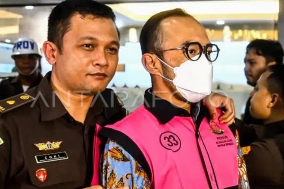 Riva Siahaan, Ketua Pegawai Eksekutif (CEO), Pertamina Patra Niaga, diberkas bersama enam suspek lain berhubung skandal rasuah minyak mentah bernilai AS$11 bilion ($14.7 bilion).