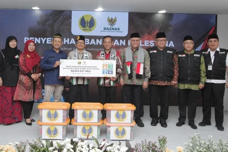 DERMA UNTUK PALESTIN: Pasukan Badan Amil Zakat Nasional (Baznas) mengumpulkan dana yang dikumpul daripada orang ramai menggambarkan keprihatinan rakyat Indonesia dalam membantu rakyat Palestin.