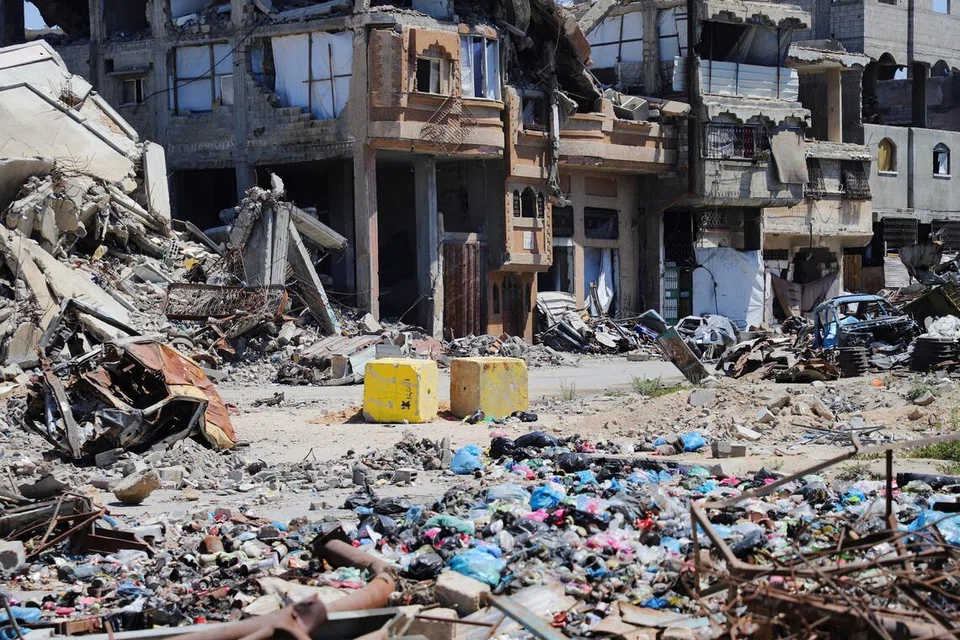 Bongkah konkrit berwarna kuning menandakan “Zon Kuning” di bawah kawalan tentera Israel, dilihat dari kawasan Al-Tuffah di Bandar Gaza pada 15 Jun 2026. Garis sempadan yang dikenali sebagai “Garis Kuning” itu didakwa semakin bergerak jauh ke dalam Gaza sejak gencatan senjata 2025, sekali gus mengecilkan kawasan yang dianggap selamat untuk didiami penduduk Palestin.