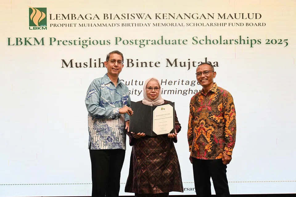 (Kiri) Pemangku Menteri Bertanggungjawab bagi Ehwal Masyarakat Islam, Profesor Madya Dr Muhammad Faishal Ibrahim, dan Timbalan Presiden LBKM, Encik Djuanda Kamid telah menyampaikan anugerah Biasiswa Possiswazah Berprestij Lembaga Biasiswa Kenangan Maulud (LBKM) 2025 kepada ibu mentua Cik Muslihah Mujtaba, (tengah) Cik Aminah Jaafar, 65 tahun, yang hadir mewakili beliau kerana kini menetap di United Kingdom.