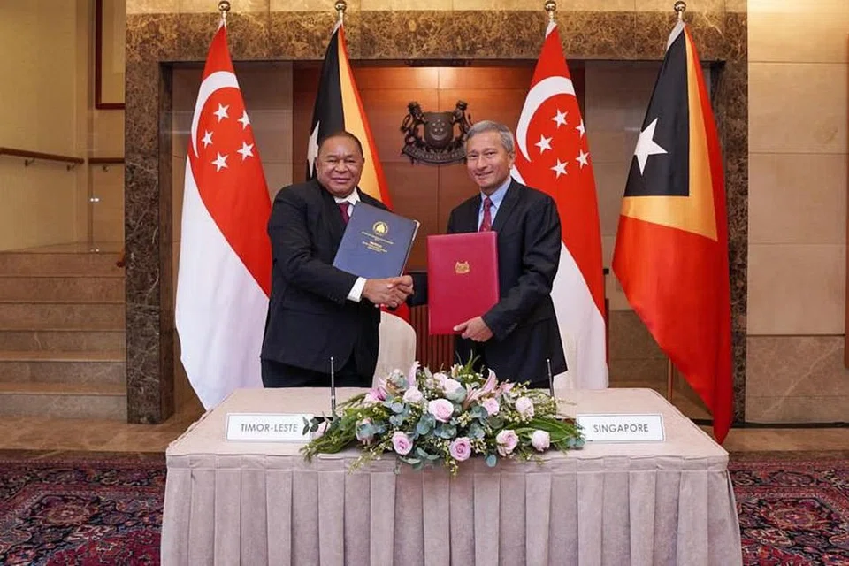 Menteri Ehwal Luar dan Kerjasama Timor-Leste, Encik Bendito dos Santos Freitas (kiri), dan Menteri Ehwal Luar, Dr Vivian Balakrishan (kanan), menandatangani perjanjian yang membolehkan pemegang pasport Singapura untuk menikmati perjalanan jangka pendek tanpa visa ke Timor-Leste.