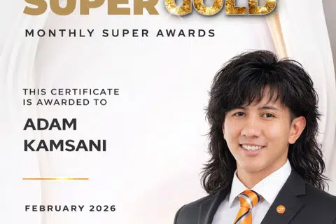 Bagi anugerah bulan Februari, Encik Adam tampil dengan gaya rambut panjang pula.