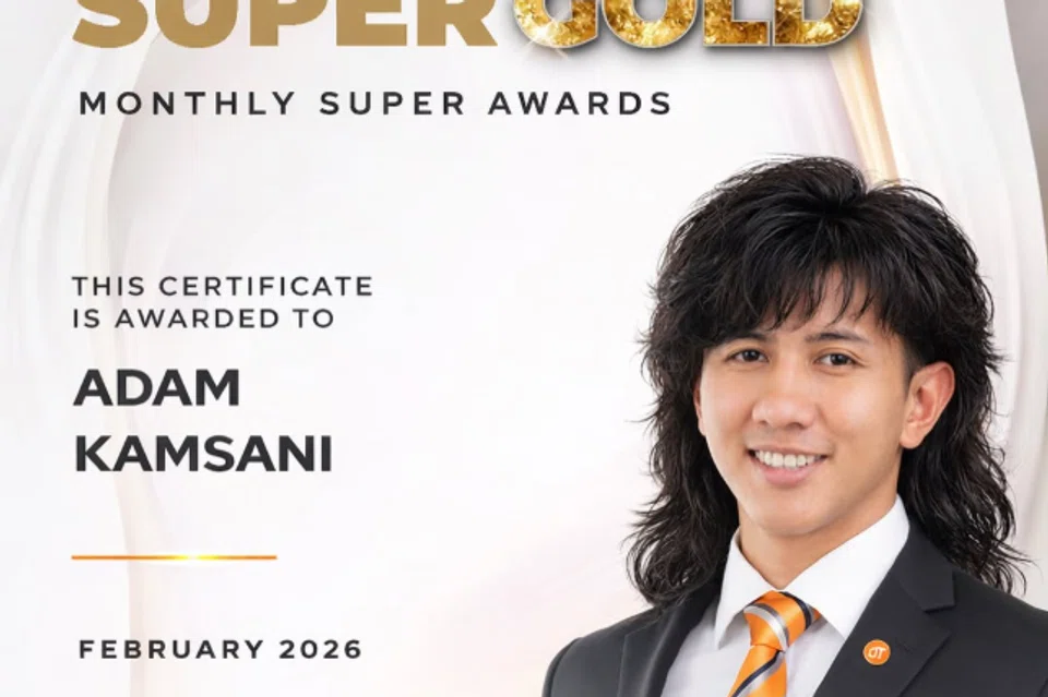 Bagi anugerah bulan Februari, Encik Adam tampil dengan gaya rambut panjang pula.