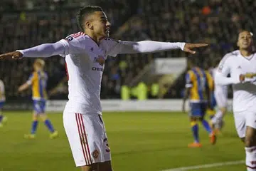 RAIKAN GOL: Pemain Manchester United, Jesse Lingard (kiri), meraikan gol ketiga pasukannya semasa kemenangan rutin 3-0 ke atas Shrewsbury Town. - Foto REUTERS