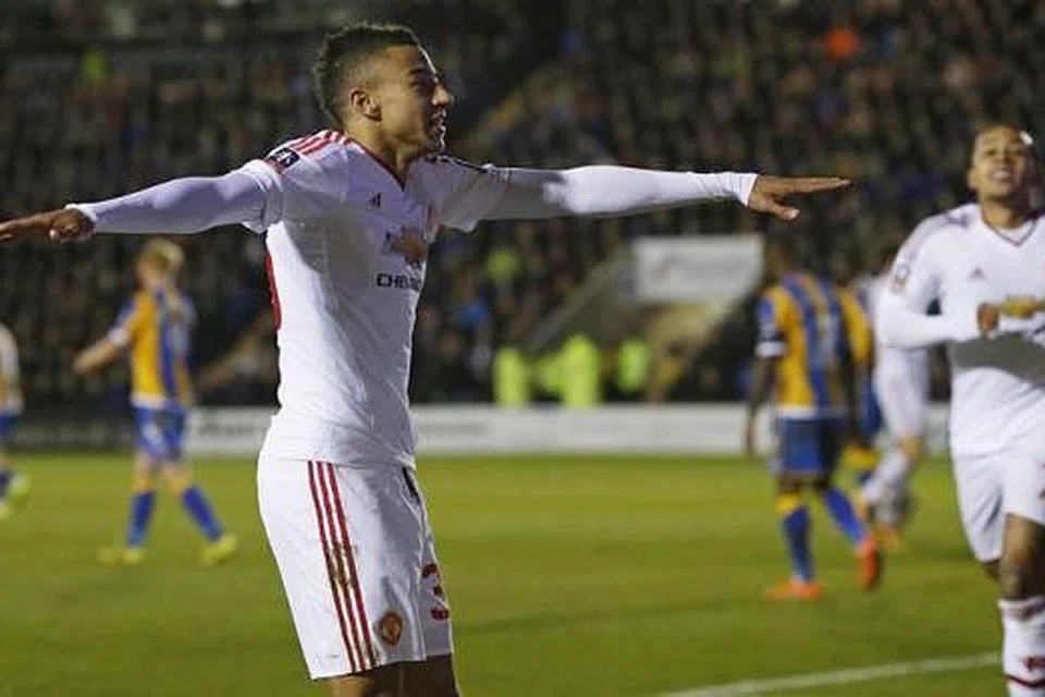 RAIKAN GOL: Pemain Manchester United, Jesse Lingard (kiri), meraikan gol ketiga pasukannya semasa kemenangan rutin 3-0 ke atas Shrewsbury Town. - Foto REUTERS