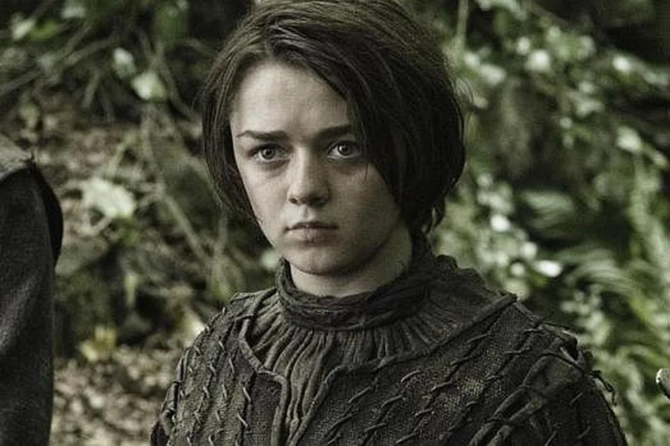 REMAJA BERBEZA: Tidak seperti remaja popular lain yang menyambut ulang tahun secara besar-besaran, Maisie Williams menyambutnya bersama rakan karib dengan berkhemah. Watak Arya Stark yang beliau jayakan (gambar) ternyata menaikkan namanya sebagai pelakon muda. - Foto-foto REUTERS dan HBO ASIA