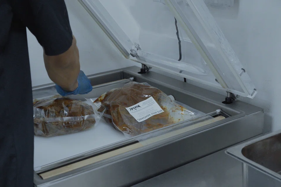 Rumah Makan Minang juga telah menawarkan pembungkusan vakum sejuk beku bagi hidangan istimewanya. Dengan menggunakan teknik ‘blast freezing’, makanan seperti rendang dan ayam bakar boleh disimpan tanpa menjejas rasa dan tekstur.  