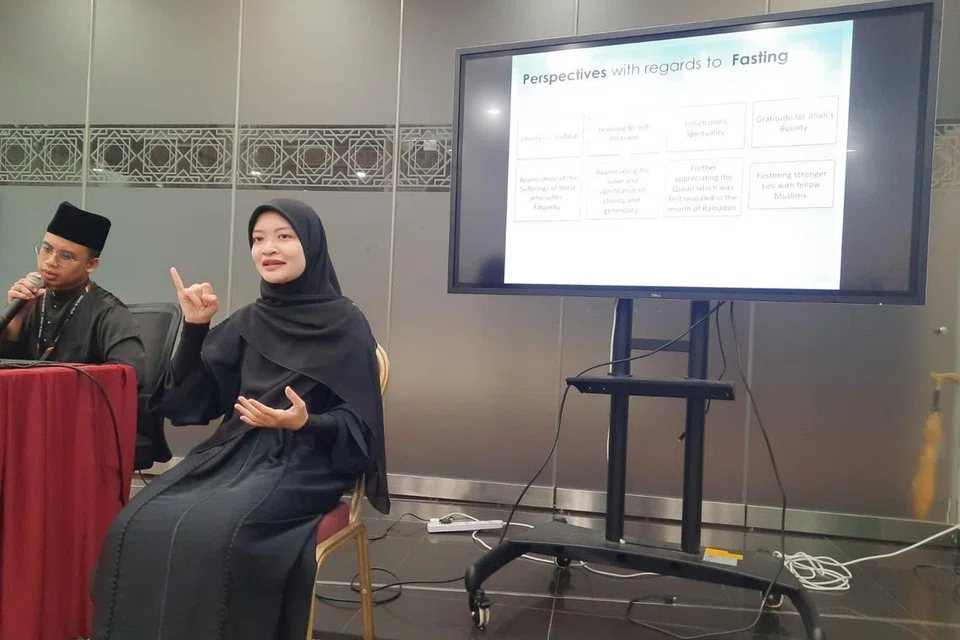 Jurubahasa isyarat, Cik Suhaila Sulaiman, memberi terjemahan semasa kelas ‘Fiqh Ramadan for the Deaf’, di Masjid Al-Falah pada 2023.