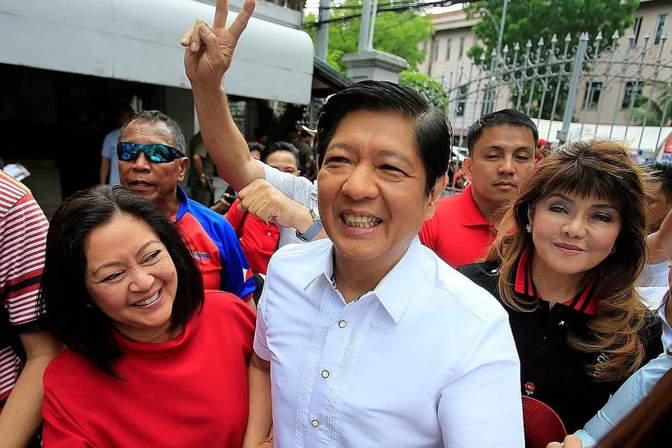 CALON PENDAHULU BAGI JAWATAN PRESIDEN: Encik Ferdinand 'Bongbong' Marcos Jr (gambar atas).