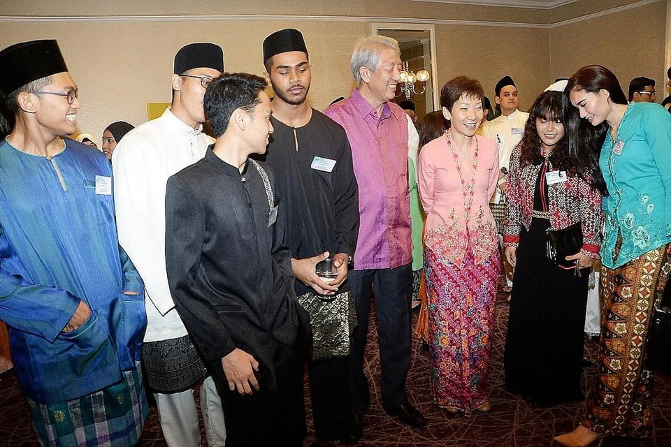 JALIN KEMESRAAN: Timbalan Perdana Menteri Teo Chee Hean (empat dari kanan) dan Menteri Kebudayaan, Masyarakat dan Belia Grace Fu (tiga dari kanan) menyantuni wakil dunia silat setempat dalam majlis.