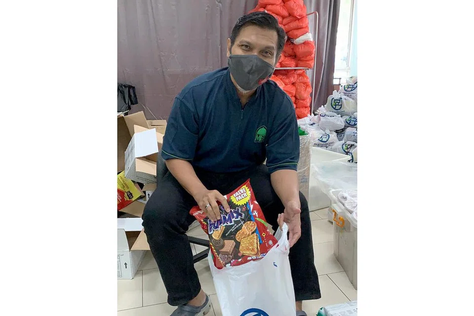 TETAP HULURKAN BANTUAN: Pekerja dan sukarelawan MTFA tetap membungkus dan mengagihkan makanan kepada keluarga kurang bernasib baik sepanjang Ramadan, meskipun langkah pemutus litar mendatangkan cabaran tambahan. - Foto ihsan ABDUL RAHMAN MOHD HANIPAH