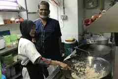 CUBA KAWAL HARGA: Encik Zainuddin Mustafa berkata pihaknya masih dapat mengawal kenaikan harga bahan mentah seperti ikan dan udang pada masa ini. - Foto BH oleh FARID HAMZAH