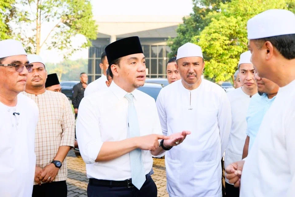 Menteri Besar Johor, Datuk Onn Hafiz Ghazi (songkok hitam), ketika mengadakan lawatan ke tapak projek sistem Smart Traffic Light di Persimpangan Taman Kota Puteri dan Taman Teluk Tropikana di Lebuhraya Permas-Pasir Gudang.