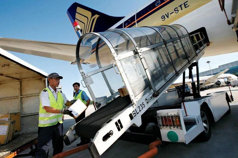 TINGKAT KEUPAYAAN: Pekerja pengendalian kargo di Lapangan Terbang Changi. Changi Airport Group (CAG), kini mengukuhkan keupayaan mengendalikan kargo farmaseutikal. - Foto fail