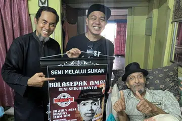 (Dari kiri) Azhar Nor Lesta dan Muhammad Suhailmi atau Amy Kecik berkunjung ke kediaman pelawak veteran Mat Sentol di Johor Bahru pada 3 Ogos.