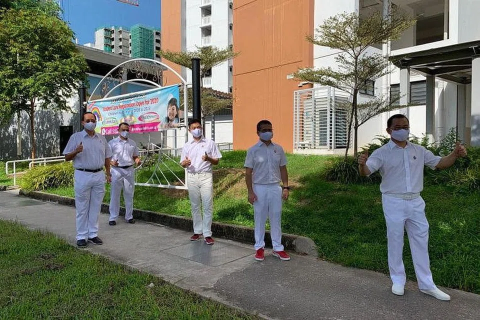 Pasukan PAP yang akan bertanding di GRC Marine Parade, terdiri daripada (dari kiri) Dr Tan See Leng, Encik Mohd Fahmi Aliman, Encik Tan Chuan-Jin, Encik Edwin Tong dan Encik Seah Kian Peng, tiba di Sekolah Kong Hwa pada Selasa (30 Jun).