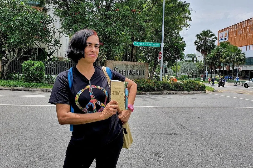 "Apabila saya berusia 10 tahun, satu petang tu, ia mula hujan. Memandangkan atap rumah kami kebanyakan diperbuat daripada bahan zink, hujan pada hari itu bunyinya sungguh kuat. Saya tidak dapat lupakan betapa kuat bunyi "air hujan" hari itu. Rasa aneh pun ada, jadi saya keluar kerana curiga. Rupanya bukan hujan biasa tapi hujan batu! Selepas terkena air batu kecil di kepala rasa sakit baru faham maksud hujan batu!" - Cik Sofea Abdul Rahman, antara bekas penduduk kampung di Jalan Sembawang Kechil.