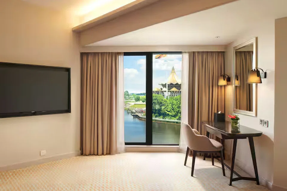 Bilik suite premium dengan pemandangan Sungai Sarawak di hotel Hilton Kuching.