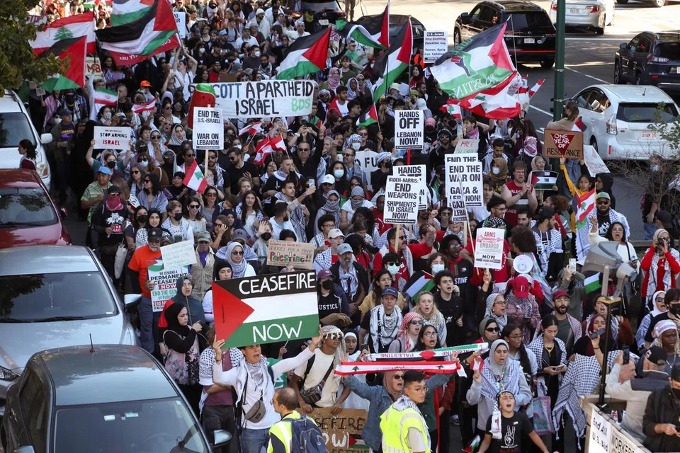 Penunjuk perasaan berarak menyokong rakyat Palestin semasa bantahan menentang perang di Gaza, di Boston, Amerika Syarikat, pada 6 Oktober. 