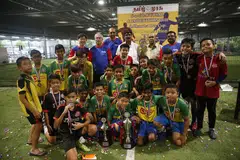 JUARA PERTANDINGAN: Juara keseluruhan bagi pertandingan utama, Buona Vista A Team, bersama Encik S Chandradas (belakang, dua dari kanan), Encik Anthony Tan (belakang, paling kiri), Encik Rajendran Jawharilal (belakang, tiga dari kiri), Encik K Ramamoorthy (belakang, dua dari kiri) dan Editor Bersekutu Tamil Murasu, Encik V Palanisamy (belakang, paling kanan).