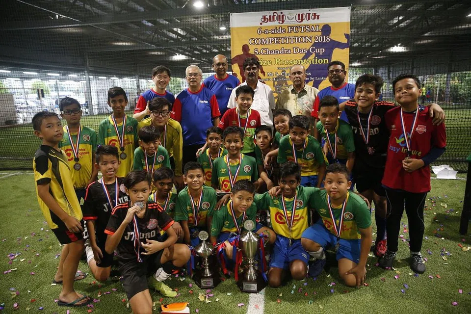 JUARA PERTANDINGAN: Juara keseluruhan bagi pertandingan utama, Buona Vista A Team, bersama Encik S Chandradas (belakang, dua dari kanan), Encik Anthony Tan (belakang, paling kiri), Encik Rajendran Jawharilal (belakang, tiga dari kiri), Encik K Ramamoorthy (belakang, dua dari kiri) dan Editor Bersekutu Tamil Murasu, Encik V Palanisamy (belakang, paling kanan).