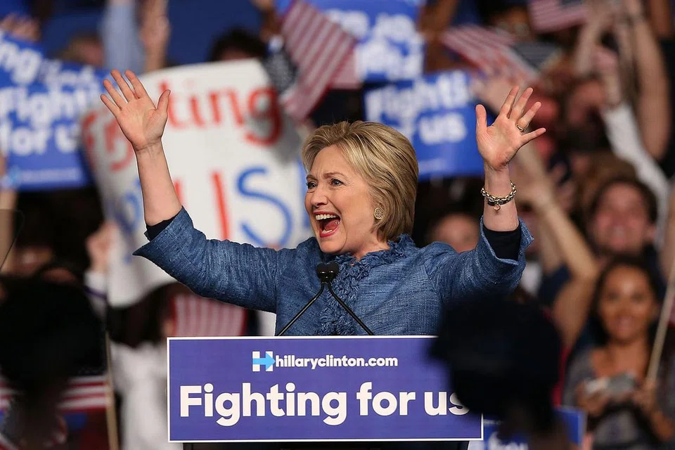 TERUS DI DEPAN: Cik Clinton meraikan kemenangannya di empat negeri - Florida, Ohio, Carolina Utara dan Illinois, sementara Encik Trump pula catat kemenangan di Florida, Illinois dan Carolina Utara dalam undian semalam. - Foto AFP