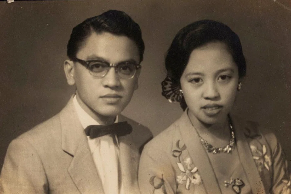 GAMBAR KELUARGA: Gambar yang dipetik di studio Haji Ahmad Jamal HajI Mohd Hassan bersama Hajah Fatimah Haji Mohd Alie yang berkahwin di Singapura pada 1954. Mereka bernikah selepas Hajah Fatimah datang ke Singapura dari Jakarta dengan menaiki kapal api milik Koninklijke Paketvaart-Maatschappij (KPM). - Foto ihsan FARIDAH DAN FAUZIAH JAMAL 