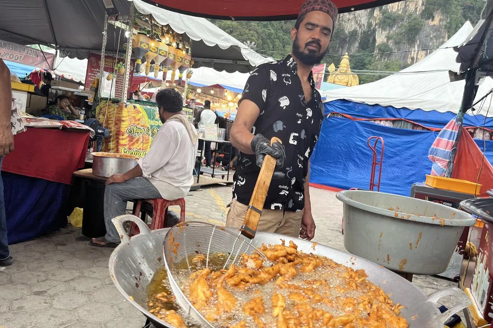 Peniaga Muslim asal India, Encik Juber Khan, 29 tahun, tidak melepaskan peluang menjual manisan dan makanan di Batu Caves yang dikunjungi jutaan pelawat pada setiap sambutan Thaipusam.