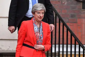 PERCATURAN MELESET: Perdana Menteri Britain Theresa May sewaktu meninggalkan ibu pejabat Parti Konservatif di tengah London semalam, beberapa jam selepas undian ditutup dalam pilihan raya umum Britain. - Foto AFP
