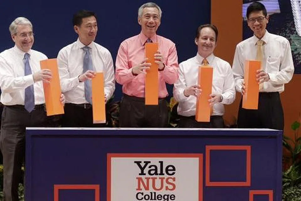 PEMBUKAAN RASMI: (Dari kiri) Presiden Universiti Yale, Profesor Peter Salovey; Encik Ong; Encik Lee; Presiden Perintis Kolej Yale-NUS, Profesor Pericles Lewis; dan Presiden NUS Profesor Tan Chorh Chuan di pembukaan rasmi kampus Kolej Yale-NUS. - Foto THE STRAITS TIMES